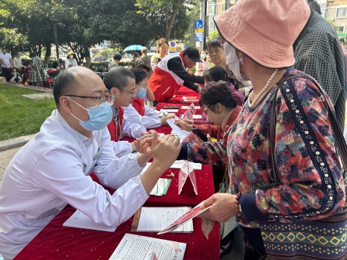 （20240508區(qū)中醫(yī)醫(yī)院）世界紅十字日，中醫(yī)藥健康服務進廣場2.JPG